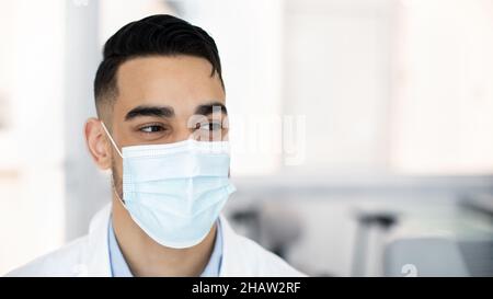 Nahaufnahme Eines Männlichen Medizinischen Arbeiters Aus Dem Nahen Osten In Der Oritektiven Gesichtsmaske Stockfoto