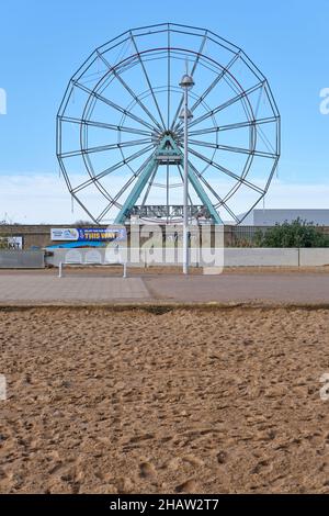 Skegness Riesenrad vom Strand im Winter mit seiner Gondel entfernt. Stockfoto