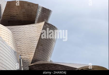 Detail der Fassade eines Museums für moderne Titankunst in der spanischen Stadt bilbao Stockfoto