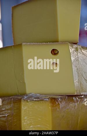 Käse in Scheiben, Käserad, Käse in Scheiben, Käsestände, Käse Verkauf, Käse in Zellophanfolie, offener Käse, Hartkäse, französischer Käse, Käse Stockfoto