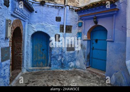 Ende einer Gasse mit drei Hauseingängen, blaue Gassenecke mit Hauseingängen, Chefchaouen, Tanger-Tetouan-Al Hoceima, Marokko Stockfoto