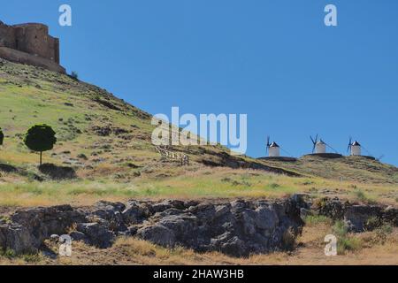 Castillo de la Muela mit den Windmühlen von Consuegra, Castle de la Muela auf dem Calderico-Hügel, Don Quixote Route, Provinz Toledo, Region Castilla-La Mancha Stockfoto