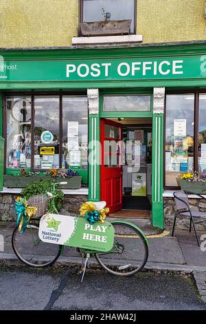 Post in irischen Nationalfarben, Fahrrad mit Werbung für Lotterie, Newport, Mayo, Connacht, Irland Stockfoto