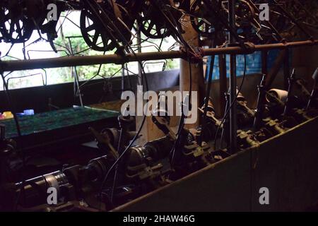 Alte indonesische Textilfabrik. Ausrüstung. Stockfoto