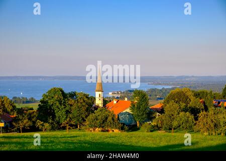 Chiemsee, Hittenkirchen, Kirche St. Bartholomäus, Blick von der Kriegs-Gedenkkapelle in Hittenkirchen, Gemeinde Bernau, Chiemgau, Oberbayern Stockfoto