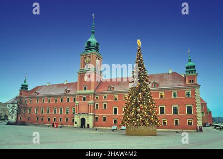 Königsschloss und Weihnachtsbaum bei Tagesanbruch in der Warschauer Altstadt. Polen Stockfoto