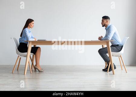 Porträt Von Boss Mann Und Frau Sprechen Am Schreibtisch Sitzen Stockfoto