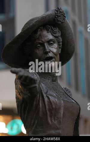Emmeline Pankhurst Statue Manchester 2021. Statue auf dem Petersplatz. Manchester, Großbritannien. Die Bronzestatue von Emmeline Pankhurst in Manchester feiert den britischen politischen Aktivisten und Führer der Frauenrechtsbewegung in den Vereinigten Staaten Stockfoto