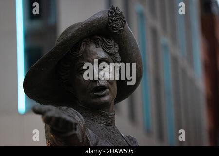 Emmeline Pankhurst Statue Manchester 2021. Statue auf dem Petersplatz. Manchester, Großbritannien. Die Bronzestatue von Emmeline Pankhurst in Manchester feiert den britischen politischen Aktivisten und Führer der Frauenrechtsbewegung in den Vereinigten Staaten Stockfoto