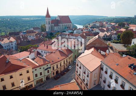 Blick auf die Nikolaikirche und die Altstadt vom Rathausturm, Znojmo, Znojmo, okres Znojmo, Kraj Jihomoravsky, Südmähren, Mähren, Tschechisch Stockfoto