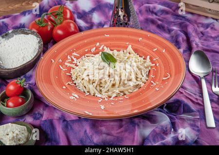 Handgemachte türkische Nudeln mit Käse (türkischer Name: Eriste) in Porzellanteller. Erishte aus traditioneller türkischer Küche. Stockfoto