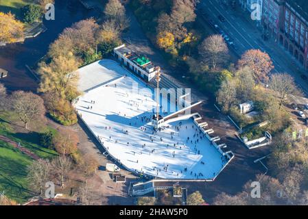 Eisbahn, INDOO Eisarena Hamburg, Planten un Blomen, Stadt, Städte, Stadtbild, Eis, Schlittschuhlaufen, Skater, Luftbild, Luftbild, von, oben, von der Innenstadt Stockfoto