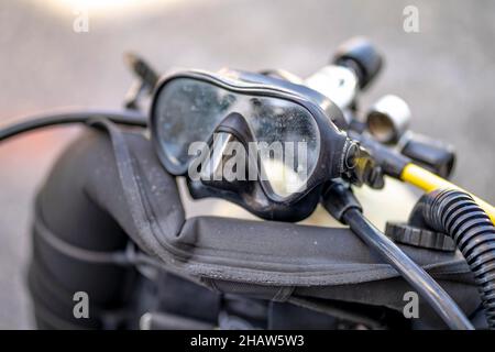 Brille und Sauerstofftank mit Atemregler für Taucher, Spanien Stockfoto