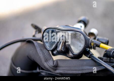 Brille und Sauerstofftank mit Atemregler für Taucher, Spanien Stockfoto