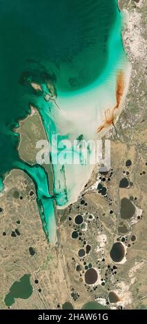 Satellitenansicht der Falklandinseln, Westseite. Klimawandel. Wilde Natur.Grüner und transparenter Ozean. Element dieses Bildes wird von der NASA eingerichtet Stockfoto