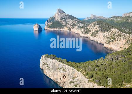Panoramablick vom Aussichtspunkt Punta Nau auf einer felsigen Klippe mit der felsigen Insel El Colomer und dem Mittelmeer, Halbinsel Formentor, Mallorca, Spanien Stockfoto