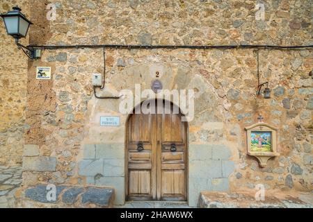 Holztür mit Bahnhöfen des Kreuzes, Dorf Deia, Mallorca, Spanien Stockfoto