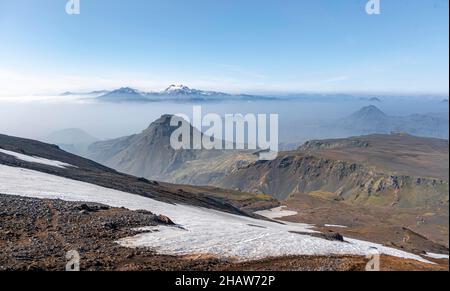 Fimmvoerouhals Wanderweg, karge schneebedeckte Vulkanlandschaft mit einzelnen Vulkankrater, Porsmoerk Nature Reserve, Suourland Stockfoto