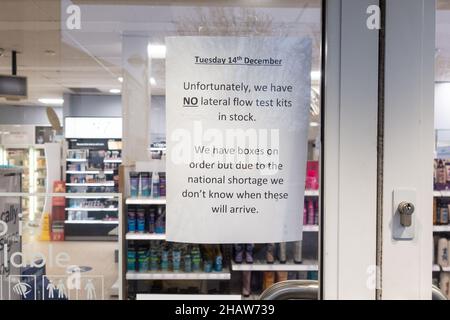 Milngavie, East Dunbartonshire, Schottland, Großbritannien. 15th Dez 2021. 'Keine lateralen Flow-Test-Kits auf Lager. . . Zeichen an der Tür des Boots Chemikers, während die Menschen kämpfen, um Testkits zu erhalten Quelle: Kay Roxby/Alamy Live News Stockfoto