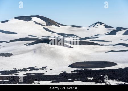 Fimmvoerouhals Wanderweg, karge schneebedeckte Vulkanlandschaft mit einzelnen Vulkankrater, Porsmoerk Nature Reserve, Suourland Stockfoto