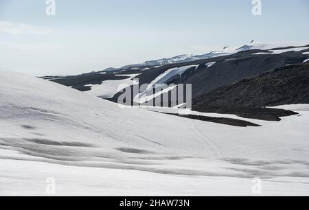 Fimmvoerouhals Wanderweg, karge vulkanische Landschaft mit Schnee, Porsmoerk Nature Reserve, Suourland, Island Stockfoto