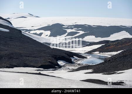 Landschaft am Wanderweg Fimmvoerouhals, karge Vulkanlandschaft mit Schnee, Porsmoerk Nature Reserve, Suourland, Island Stockfoto