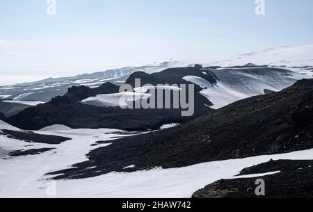 Landschaft am Wanderweg Fimmvoerouhals, karge Vulkanlandschaft mit Schnee, Porsmoerk Nature Reserve, Suourland, Island Stockfoto