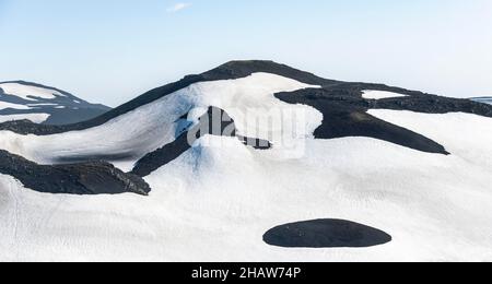 Fimmvoerouhals Wanderweg, karge schneebedeckte Vulkanlandschaft mit einzelnen Vulkankrater, Porsmoerk Nature Reserve, Suourland Stockfoto