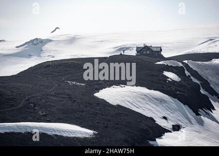 Landschaft am Wanderweg Fimmvoerouhals, Hütte Fimmvoerouskali, karge vulkanische Landschaft mit Schnee, Porsmoerk Nature Reserve, Suourland Stockfoto