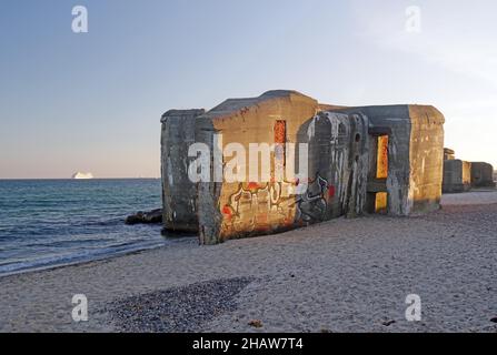 Überreste alter Bunker, halb im Sand versunken, mit Graffiti bedeckt, Weltkrieg 2, Nordjütland, Skagen, Dänemark Stockfoto