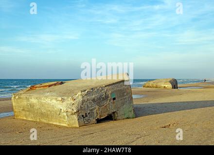 Überreste alter Bunker, halb im Sand versunken, Weltkrieg 2, Nordjütland, Dänemark Stockfoto