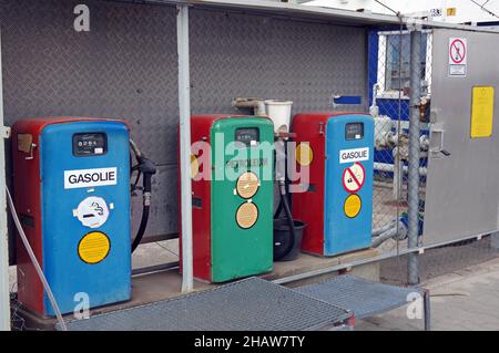 Zapfsäulen einer einfachen Tankstelle, Disko Island, Disko Bay, Qeqertarsuaq, Arctic, Grönland, Dänemark Stockfoto