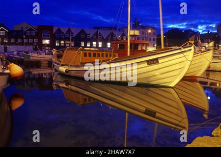 Alte Häuser im Hafenbecken, kleine Fischerboote, kleiner Hafen, Torshavn, Streymoy, Färöer, Dänemark Stockfoto