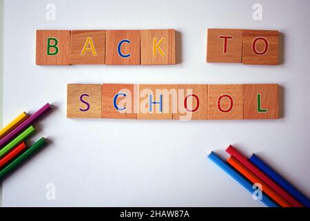 Nahaufnahme der Holzblöcke mit Buchstaben und Buntstiften. Zurück zur Schule. Stockfoto