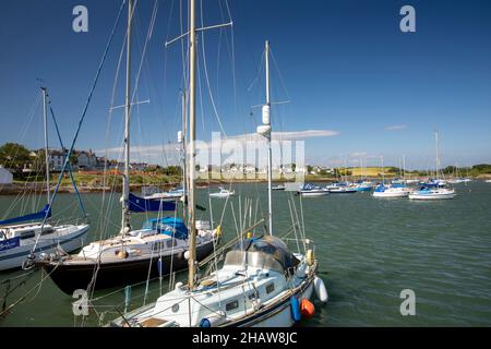 Großbritannien Nordirland, Co Down, Groomsport, Freizeitboote liegen in der Bucht Stockfoto