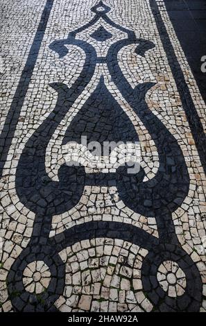 Schwarz-weißes Straßenpflaster-Motiv, Ponta Delgada, Sao Miguel Island, Portugal Stockfoto