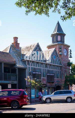 SOLVANG, USA - 06. Sep 2021: Eine vertikale Aufnahme von Parkwagen in der Nähe eines Gebäudes in Solvang, Kalifornien Stockfoto