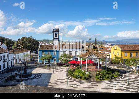 Stadtplatz mit Rathausturm, Ribeira Grande, Sao Miguel Island, Azoren, Portugal Stockfoto