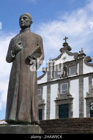 Denkmal für Dr. Gaspar Fructuoso mit der Kirche Nossa Senhora da Estrela, Ribeira Grande, Sao Miguel Island, Azoren, Portugal Stockfoto