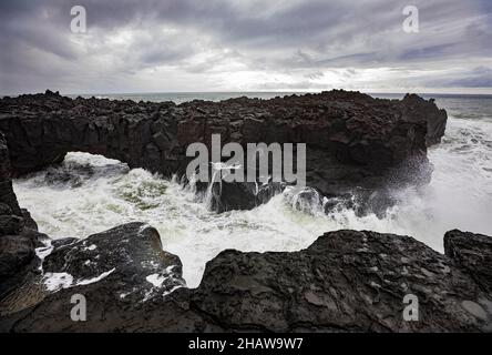 Lavabogen an der vulkanischen Küste bei Flut mit hohen Wellen, Ponta da Ferraria, Sao Miguel Island, Azoren, Portugal Stockfoto