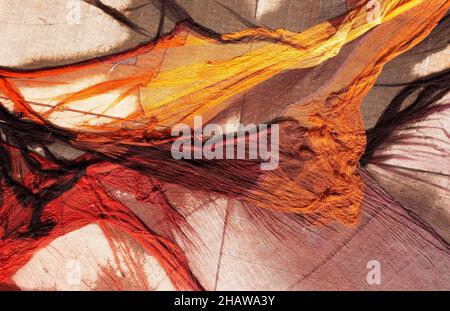 Drohnenschuss, bunte Fischernetze, die im Hafen, Vila Franca do Campo, Sao Miguel Island, Azoren, Portugal, zum Trocknen ausgelegt sind Stockfoto