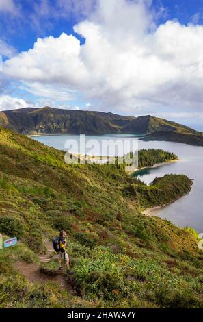 Wanderer am Krater mit Blick auf den Krater-See Lagoa do Fogo, Sao Miguel Island, Azoren, Portugal Stockfoto