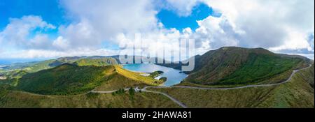 Drohnenaufnahme, Blick vom Aussichtspunkt Miradouro do Pico da Barrosa auf den Krater Lagoa do Fogo und auf den Gipfel des Pico Barrosa, Sao Miguel Stockfoto