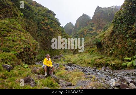 Wanderer im nebligen, wilden und romantischen Tal von Vale das Lombadas, Serra de Aqua de Pau, Sao Miguel Island, Azoren, Portugal Stockfoto