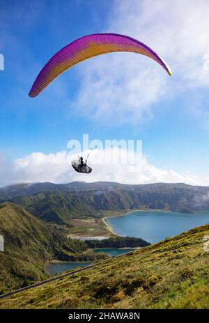 Gleitschirm im Flug über den Krater-See Lagoa do Fogo, Sao Miguel Island, Azoren, Portugal Stockfoto