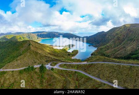 Drohnenaufnahme, Blick vom Aussichtspunkt Miradouro do Pico da Barrosa auf den Krater Lagoa do Fogo, Sao Miguel Island, Azoren, Portugal Stockfoto