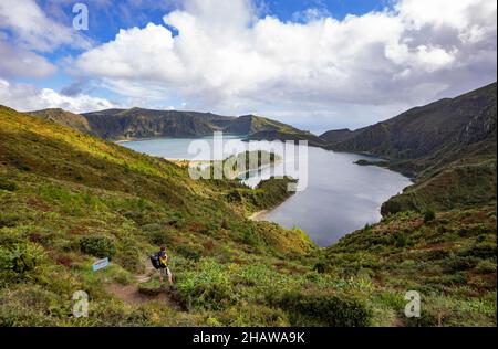 Wanderer am Krater mit Blick auf den Krater-See Lagoa do Fogo, Sao Miguel Island, Azoren, Portugal Stockfoto