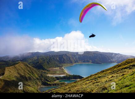 Gleitschirm im Flug über den Krater-See Lagoa do Fogo, Sao Miguel Island, Azoren, Portugal Stockfoto