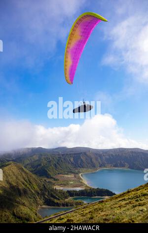 Gleitschirm im Flug über den Krater-See Lagoa do Fogo, Sao Miguel Island, Azoren, Portugal Stockfoto