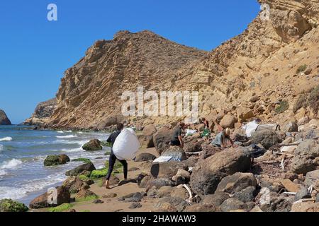 Junge Leute sammeln Plastikmüll am Strand, Strandreinigung, Almeria, Andalusien, Spanien Stockfoto